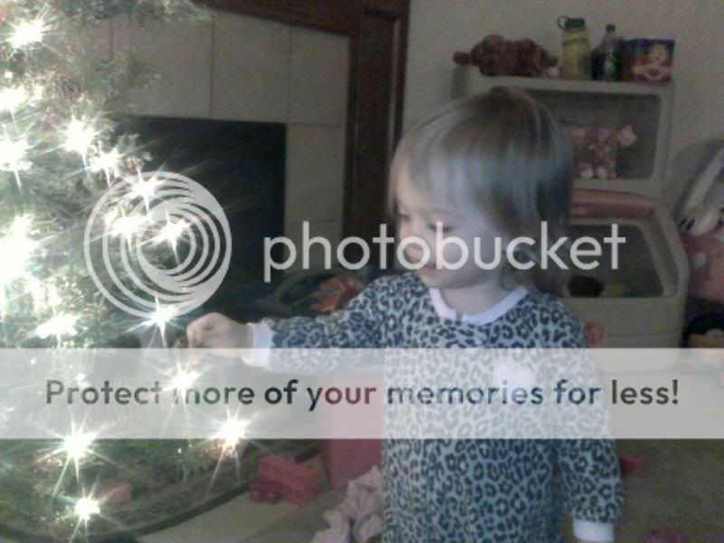 scarlettxmastree.jpg