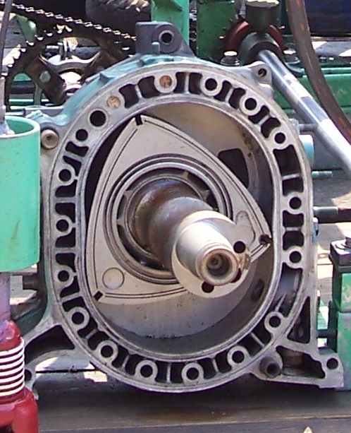Wankel_Rotary_Engine_from_Mazda_RX-7.jpg