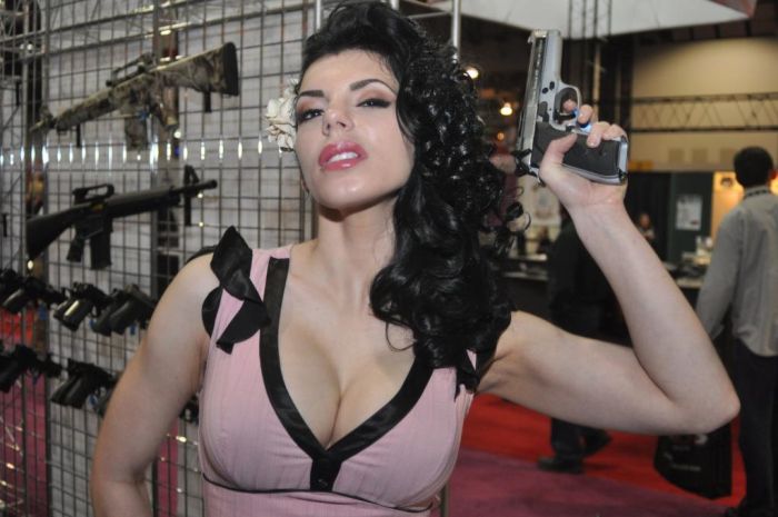 2010_shot_show_booth_babes_03.jpg